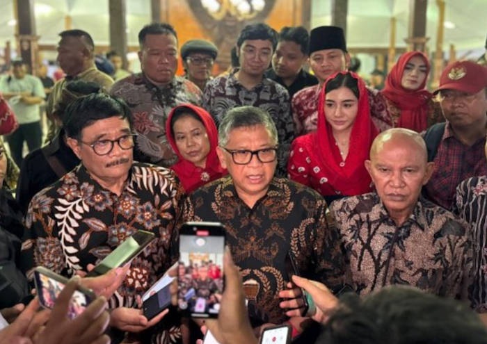 Sekjen PDI Perjuangan Hasto Kristiyanto bersama awak media (foto: istimewa) 
