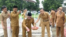 Direktur RSUD dr. H. Moh. Anwar Sumenep, dr. Erliyatin ikut rombongan Wabup Sumenep menabur bunga di makam para pahlawan, Senin, 10/11/2025 (foto: istimewa) 