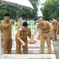 Direktur RSUD dr. H. Moh. Anwar Sumenep, dr. Erliyatin ikut rombongan Wabup Sumenep menabur bunga di makam para pahlawan, Senin, 10/11/2025 (foto: istimewa) 