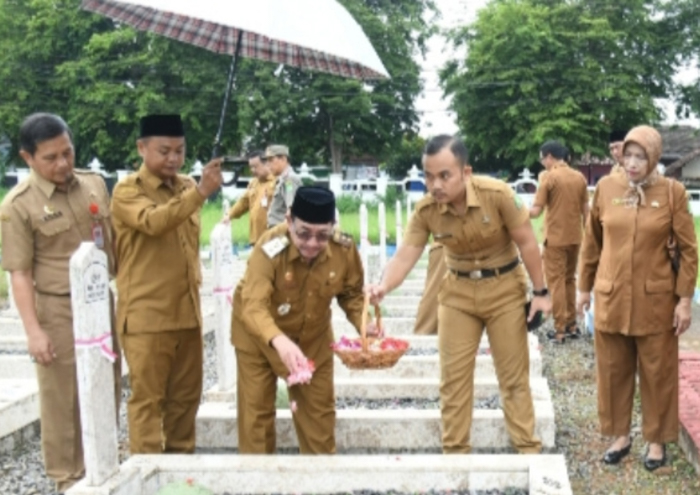 Direktur RSUD dr. H. Moh. Anwar Sumenep, dr. Erliyatin ikut rombongan Wabup Sumenep menabur bunga di makam para pahlawan, Senin, 10/11/2025 (foto: istimewa) 