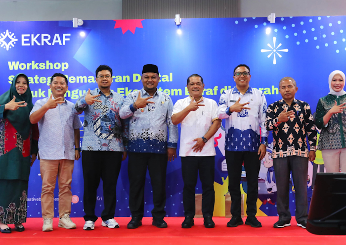 Wabup Syamsurizal saat membuka Workshop Strategi Pemasaran Digital untuk Penguatan Ekosistem Ekraf yang digelar Kementerian Pariwisata dan Ekonomi Kreatif (Kemenparekraf) RI di Hotel Luxe Riverside Siak, Kamis 13/11/2025 (foto: istimewa) 