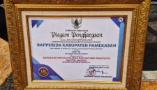 Piagam penghargaan yang diterima Pemkab Pamekasan di ajang Inotek Award 2025 (foto: istimewa)