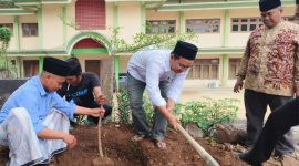 Rektor Universitas Annuqayah, KH. Dr. KH Muhammad Hosnan turut menanam pohon dalam pengembangan hutan kampus (Foto: Istimewa) 