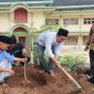 Rektor Universitas Annuqayah, KH. Dr. KH Muhammad Hosnan turut menanam pohon dalam pengembangan hutan kampus (Foto: Istimewa) 