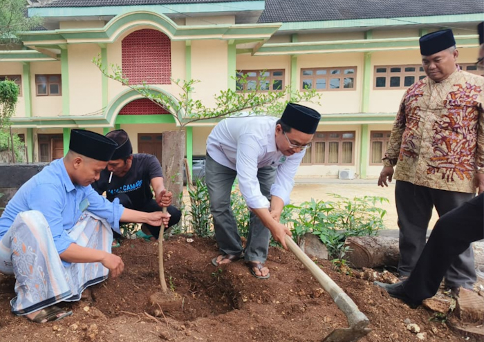 Rektor Universitas Annuqayah, KH. Dr. KH Muhammad Hosnan turut menanam pohon dalam pengembangan hutan kampus (Foto: Istimewa) 