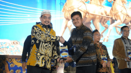 Pengasuh Ponpes Al-Amien Prenduan, KH. Achmad Fauzi Tidjani saat menerima penghargaan dari BI di di Hotel Double Tree, Surabaya, Jumat, 28/11/2025 (Foto: Ist)