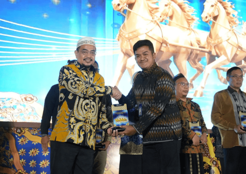 Pengasuh Ponpes Al-Amien Prenduan, KH. Achmad Fauzi Tidjani saat menerima penghargaan dari BI di di Hotel Double Tree, Surabaya, Jumat, 28/11/2025 (Foto: Ist)