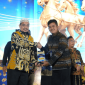 Pengasuh Ponpes Al-Amien Prenduan, KH. Achmad Fauzi Tidjani saat menerima penghargaan dari BI di di Hotel Double Tree, Surabaya, Jumat, 28/11/2025 (Foto: Ist)