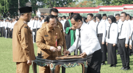 Bupati Fauzi didampaingi Plt Kepala BKPSDM Arif Firmanto menyerahkan Surat Keputusan (SK) pengangkatan Pegawai Pemerintah dengan Perjanjian Kerja (PPPK) paruh waktu kepada 5.224 tenaga honorer formasi 2025, Senin, 1/12/2025 (Foto: Ist)