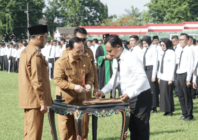 Bupati Fauzi didampaingi Plt Kepala BKPSDM Arif Firmanto menyerahkan Surat Keputusan (SK) pengangkatan Pegawai Pemerintah dengan Perjanjian Kerja (PPPK) paruh waktu kepada 5.224 tenaga honorer formasi 2025, Senin, 1/12/2025 (Foto: Ist)