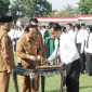 Bupati Fauzi didampaingi Plt Kepala BKPSDM Arif Firmanto menyerahkan Surat Keputusan (SK) pengangkatan Pegawai Pemerintah dengan Perjanjian Kerja (PPPK) paruh waktu kepada 5.224 tenaga honorer formasi 2025, Senin, 1/12/2025 (Foto: Ist)