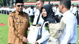 Rini Antika terlihat bahagia dikala menerima SK PPPK Paruh Waktu dari Bupati Sumenep, Dr. H. Achmad Fauzi Wongsojudo, Senin, 1/12/2025 (Foto: Ist)