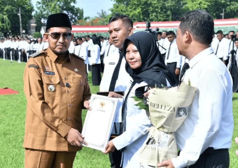 Rini Antika terlihat bahagia dikala menerima SK PPPK Paruh Waktu dari Bupati Sumenep, Dr. H. Achmad Fauzi Wongsojudo, Senin, 1/12/2025 (Foto: Ist)
