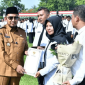 Rini Antika terlihat bahagia dikala menerima SK PPPK Paruh Waktu dari Bupati Sumenep, Dr. H. Achmad Fauzi Wongsojudo, Senin, 1/12/2025 (Foto: Ist)