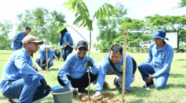 Bupati Fauzi menanam pohon di TPA Batuan, Selasa, 2/12/2025 (Foto: Ist)
