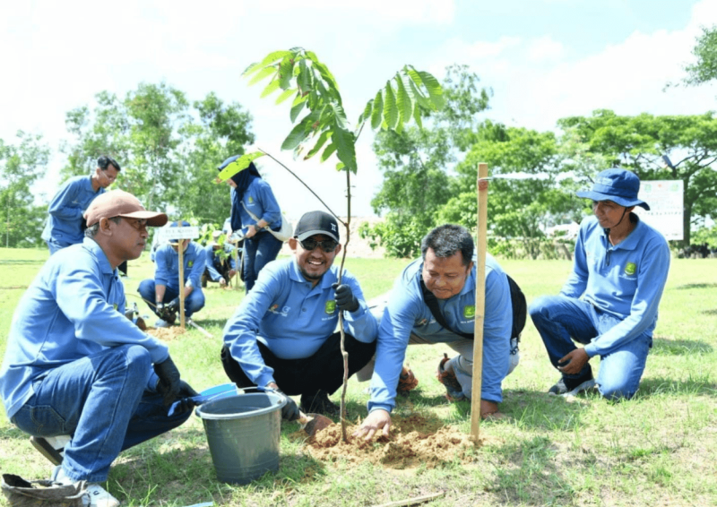 Bupati Fauzi menanam pohon di TPA Batuan, Selasa, 2/12/2025 (Foto: Ist)