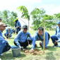 Bupati Fauzi menanam pohon di TPA Batuan, Selasa, 2/12/2025 (Foto: Ist)