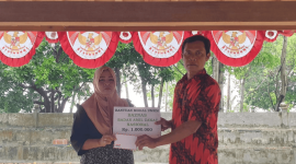 Pemdes Masalima menyalurkan bantuan modal dari Baznas Sumenep kepada pelaku UMKM (Foto: Ist)