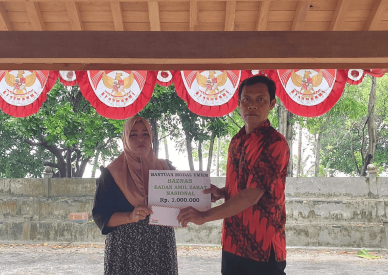 Pemdes Masalima menyalurkan bantuan modal dari Baznas Sumenep kepada pelaku UMKM (Foto: Ist)