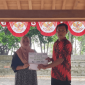 Pemdes Masalima menyalurkan bantuan modal dari Baznas Sumenep kepada pelaku UMKM (Foto: Ist)