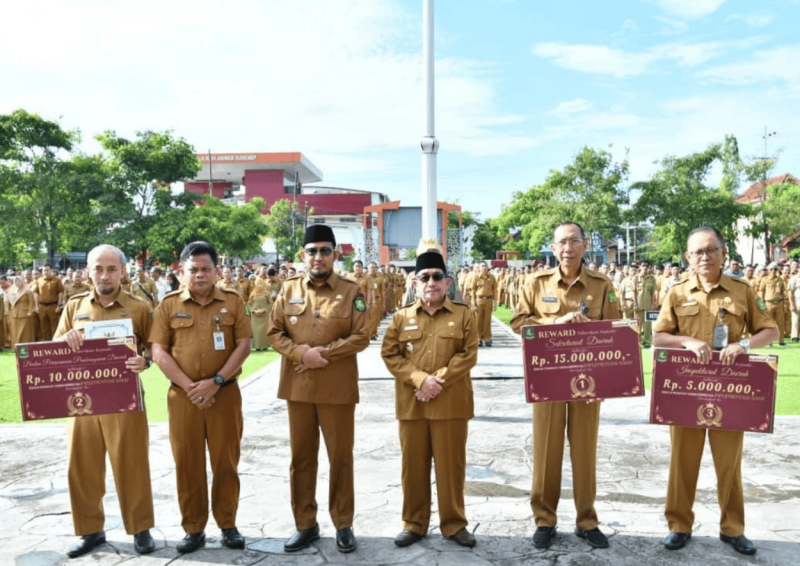 Bupati Fauzi menyerahkan penghargaan SAKIP kepada sejumlah OPD, Senin, 22/12/2025 (Foto: Ist)