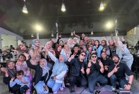 Para pengunjung Arinna Cafe & Resto foto bersama grup band Vagetoz (Foto: Ist)