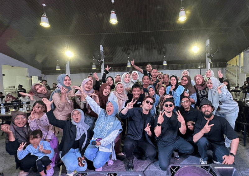 Para pengunjung Arinna Cafe & Resto foto bersama grup band Vagetoz (Foto: Ist)