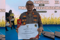 Kapolre Sumenep, AKBP Rivanda pegang piagam penghargaan dari Presiden Prabowo, Rabu, 7/1/2026 (Foto: Ist)