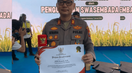 Kapolre Sumenep, AKBP Rivanda pegang piagam penghargaan dari Presiden Prabowo, Rabu, 7/1/2026 (Foto: Ist)