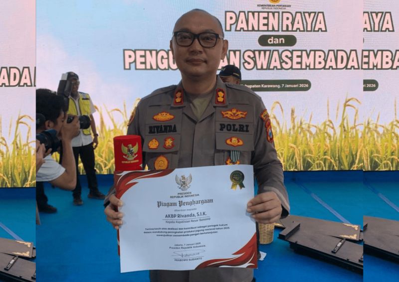 Kapolre Sumenep, AKBP Rivanda pegang piagam penghargaan dari Presiden Prabowo, Rabu, 7/1/2026 (Foto: Ist)