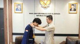 Wamenpora Taufik Hidayat menerima duat atlet pelajar peraih Medali SEA Games 2025 Thailand (Foto: Ist)