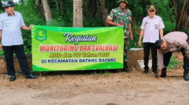 Babinsa Koramil 0827/14 Batang-Batang bersama Tim Fasilitasi Kecamatan (TFK) melakukan monitoring di Desa Totosan, Rabu, 14/1/2026 (Foto: Ist)