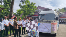 Bupati Lukman meluncurkan bus sekolah gratis, Kamis, 15/1/2026 (Foto: Ist)