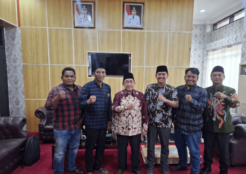 Wakil Bupati Sumenep KH Imam Hasyim saat menerima warga Giligenting (Foto: Ist)