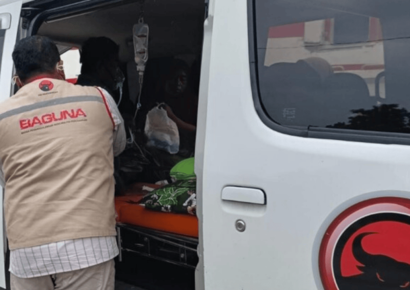 Baguna PDIP Sumenep bantu warga kepulauan berobat ke rumah sakit Pemekasan (Foto: Ist) 