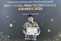 BERSYUKUR: Wakil Bupati Sumenep KH Imam Hasyim menerima penghargaan Universal Health Coverage (UHC) Award 2026 kategori Madya dari Menko PMK (Foto: Ist)