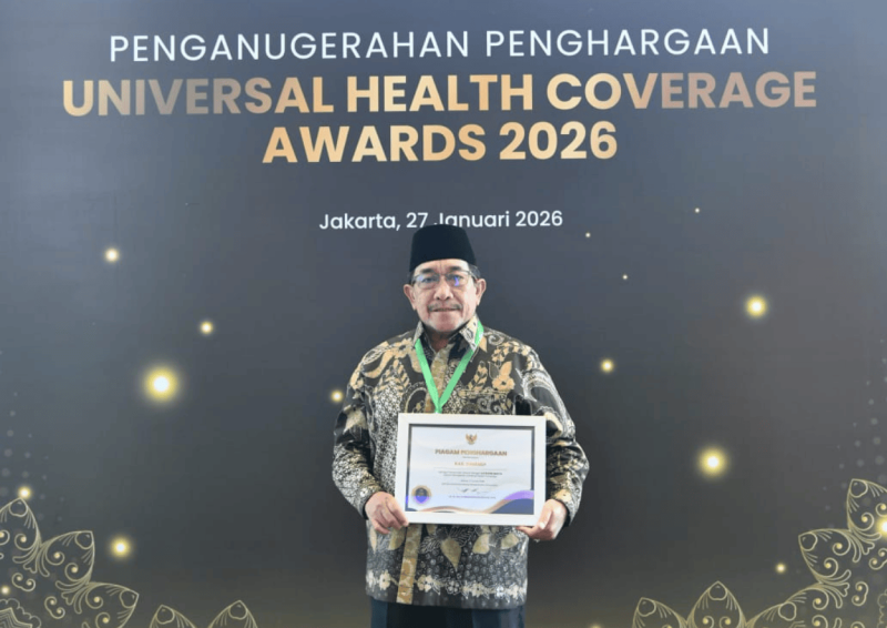 BERSYUKUR: Wakil Bupati Sumenep KH Imam Hasyim menerima penghargaan Universal Health Coverage (UHC) Award 2026 kategori Madya dari Menko PMK (Foto: Ist)