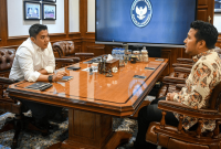 Seskab Teddy dan Wagub Emil Bahas Percepatan Infrastruktur dan Program Prioritas Presiden di Jatim (Foto: BPMI)