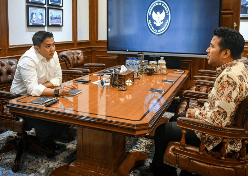 Seskab Teddy dan Wagub Emil Bahas Percepatan Infrastruktur dan Program Prioritas Presiden di Jatim (Foto: BPMI)