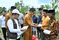 Pj Sekda Sumenep menyerahkan bantuan kepada korban bencana alam di Kecamatan Bluto dan Pragaan (Foto: Ist)