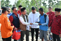 Bupati Fauzi Salurkan Bantuan Tahap Kedua untuk Korban Bencana Puting Beliung (Foto: Ist)