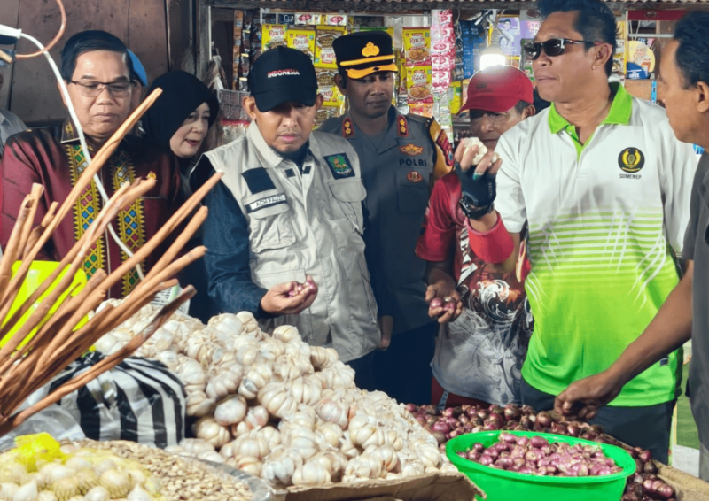 Pastika Ketersedian Bahan Pokok selama Ramadan 1447 H, Bupati Sumenep Turun ke Pasar Anom (Foto: Ist)