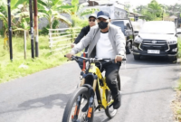 Bupati Bangkalan, Lukman Hakim bersepeda saat mau masuk kantor, Kamis, 26/3/2026 (Foto: Istimewa)