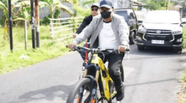 Bupati Bangkalan, Lukman Hakim bersepeda saat mau masuk kantor, Kamis, 26/3/2026 (Foto: Istimewa)
