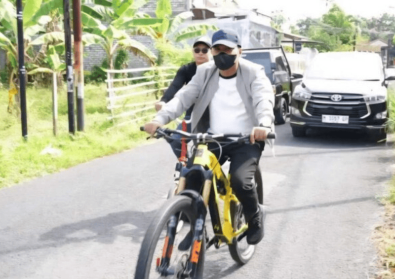 Bupati Bangkalan, Lukman Hakim bersepeda saat mau masuk kantor, Kamis, 26/3/2026 (Foto: Istimewa)