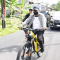 Bupati Bangkalan, Lukman Hakim bersepeda saat mau masuk kantor, Kamis, 26/3/2026 (Foto: Istimewa)