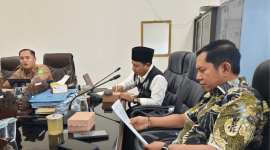 Ketua Komisi IV DPRD Sumenep Mulyadi (kanan) bersama Kepala Disbudporapar Faruk Hanafi (kiri) dalam sebuah pertemuan (Foto: Istimewa)