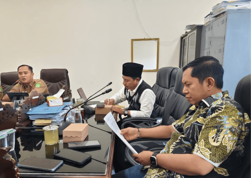 Ketua Komisi IV DPRD Sumenep Mulyadi (kanan) bersama Kepala Disbudporapar Faruk Hanafi (kiri) dalam sebuah pertemuan (Foto: Istimewa)