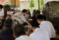 Presiden ke-5 RI Megawati Soekarnoputri menabur bunga saat ziara ke Makam Bung Karno, Minggu, 29/3/2026 (Foto: Istimewa)