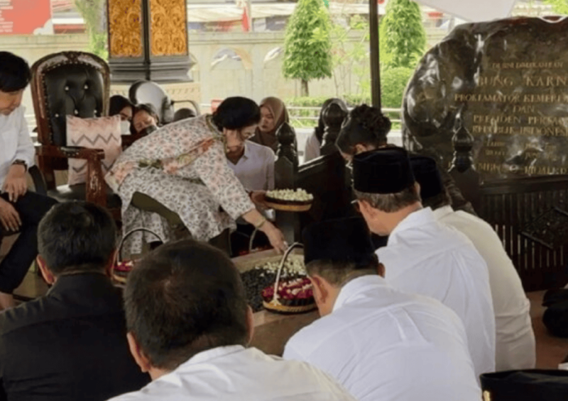 Presiden ke-5 RI Megawati Soekarnoputri menabur bunga saat ziara ke Makam Bung Karno, Minggu, 29/3/2026 (Foto: Istimewa)